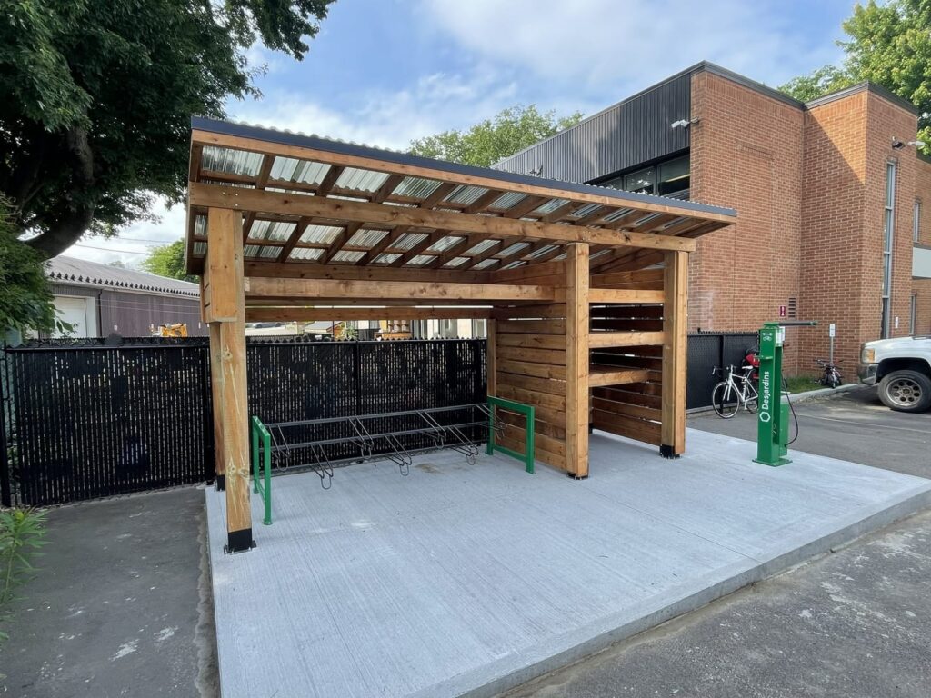 Abri à vélos commercial en bois construit par Martham Construction
