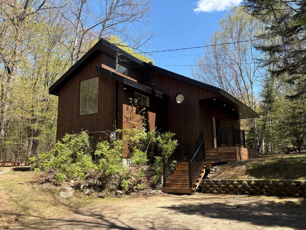 Chalet agrandi avec revêtement de bois foncé