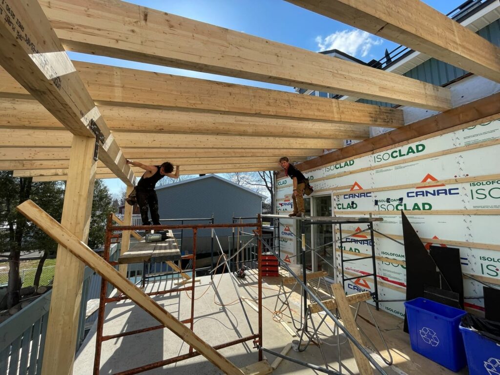 Structure de bois d'un agrandissement en cours de construction