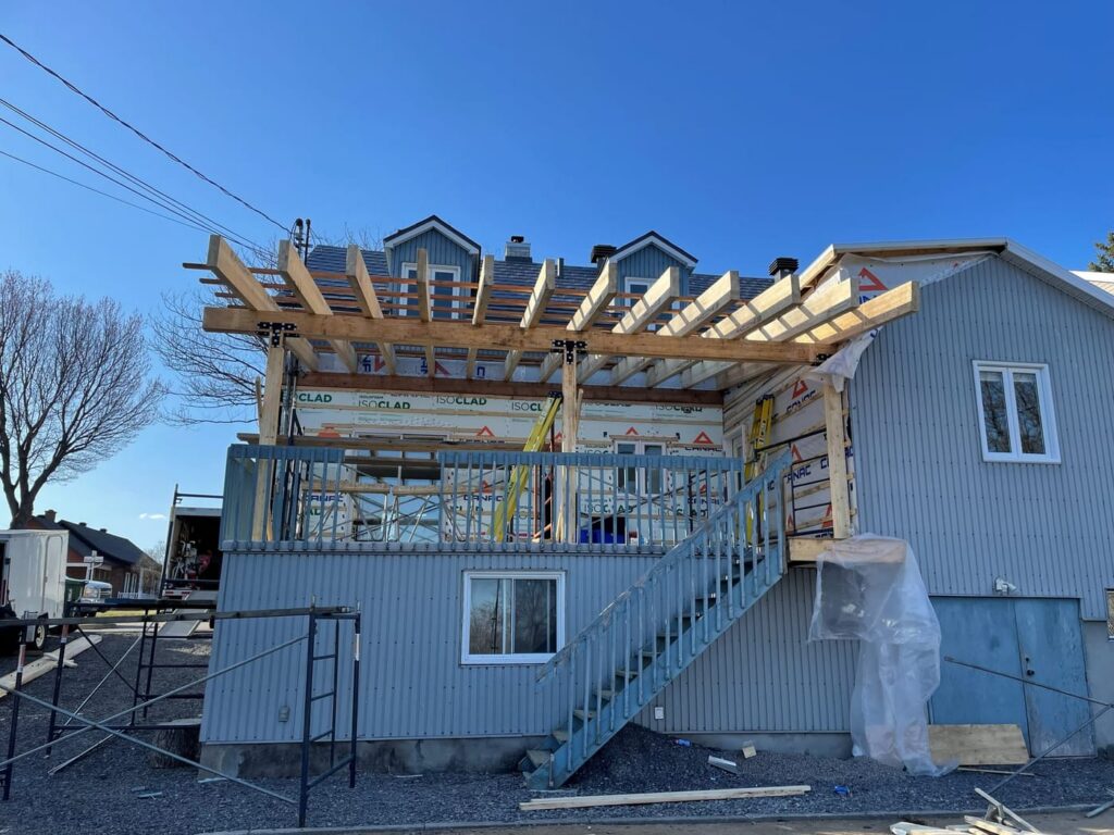 Charpente d'une terrasse couverte adossée à la maison