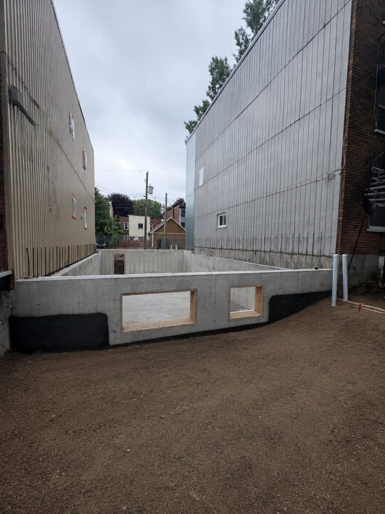 Fondation coulée d'un triplex en construction