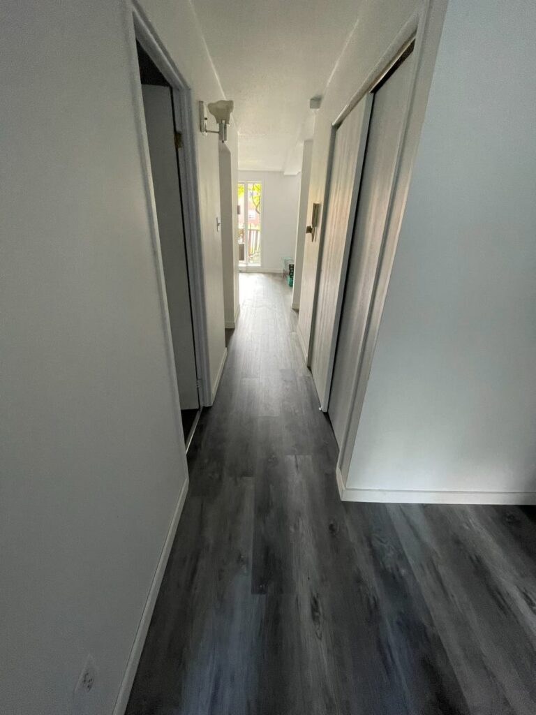 Corridor rénové avec plancher de vinyle