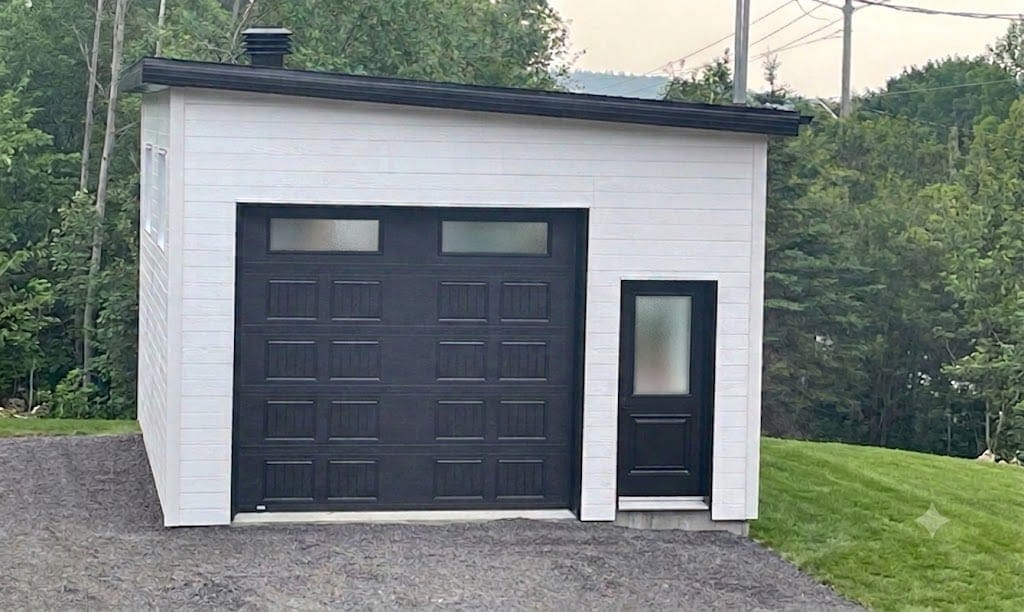 Garage détaché blanc avec porte et toiture noires