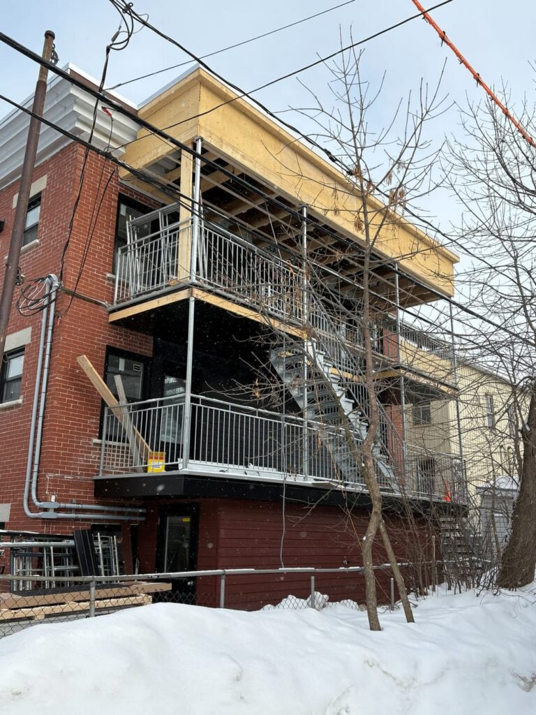 Réfection des balcons d'un immeuble locatif sous échafaudage