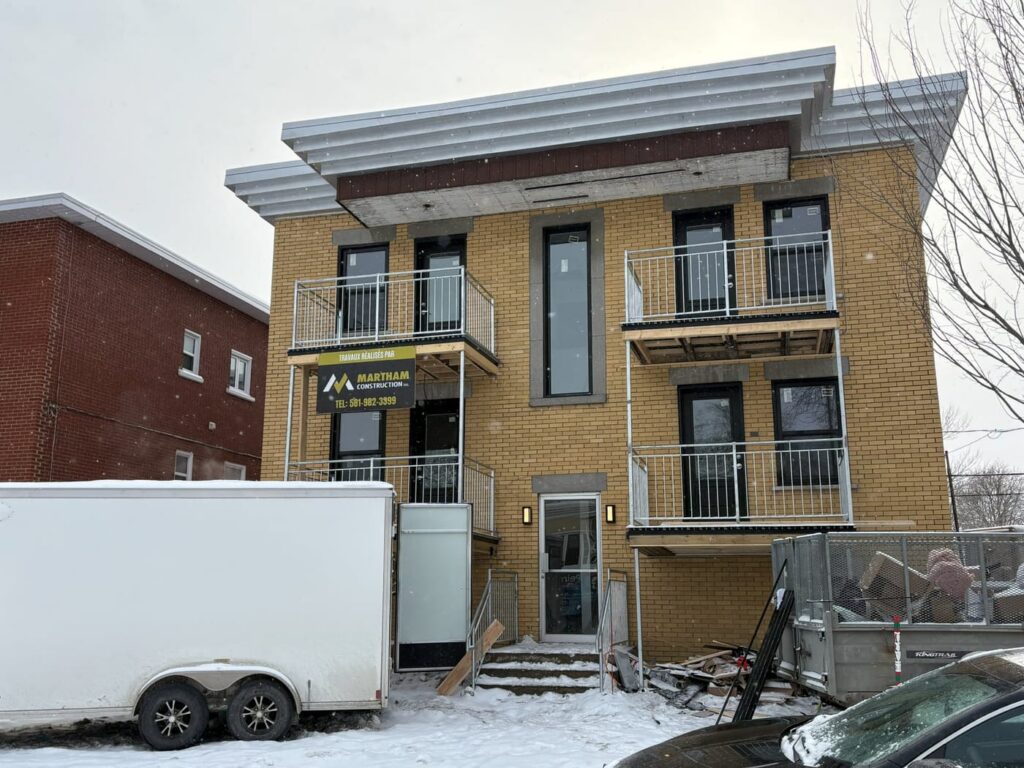 Façade d'un immeuble locatif rénové par Martham Construction