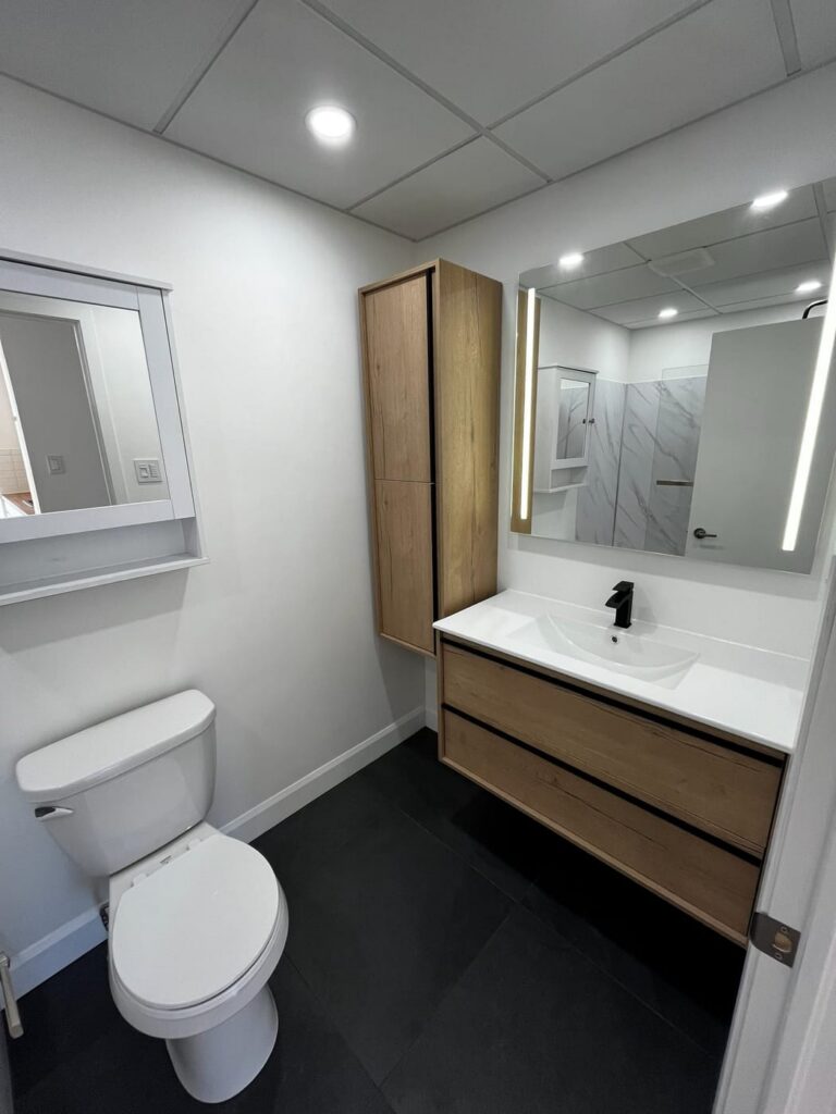 Salle de bain de logement locatif remise à neuf