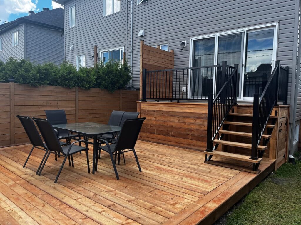 Patio arrière en bois avec mobilier de jardin