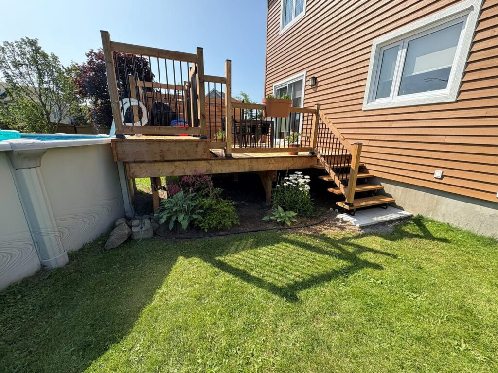 Après — terrasse de piscine reconstruite sur deux niveaux