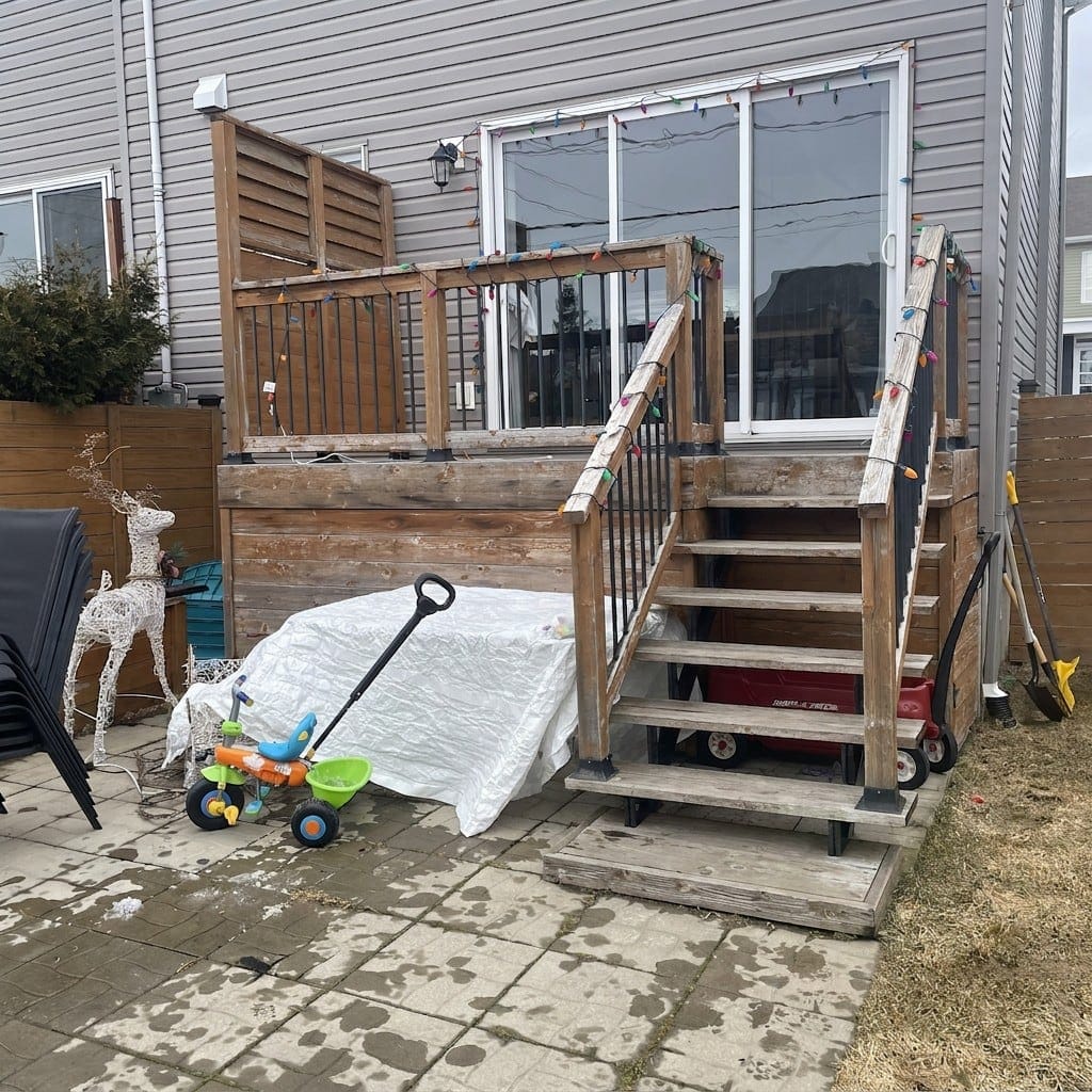 Avant — patio arrière défraîchi avant sa reconstruction