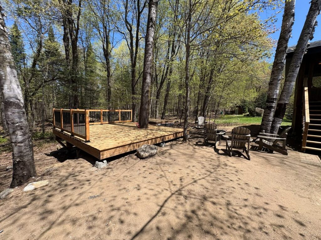 Patio de bois aménagé dans un secteur boisé