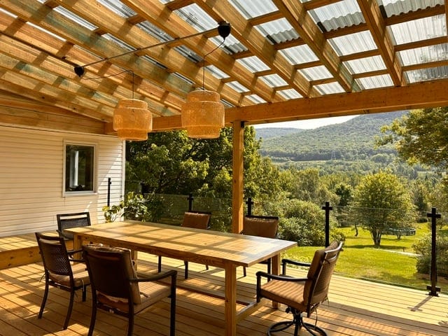 Patio couvert avec vue sur les montagnes construit par Martham Construction
