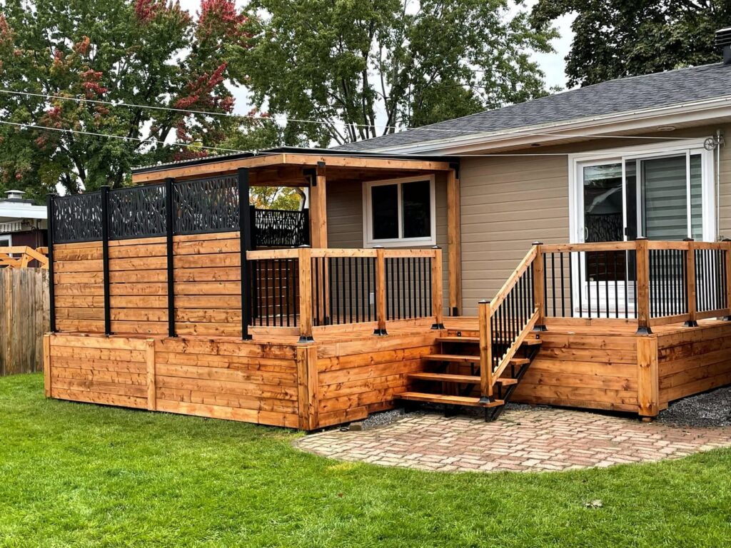 Patio avec pergola et écran d'intimité en bois