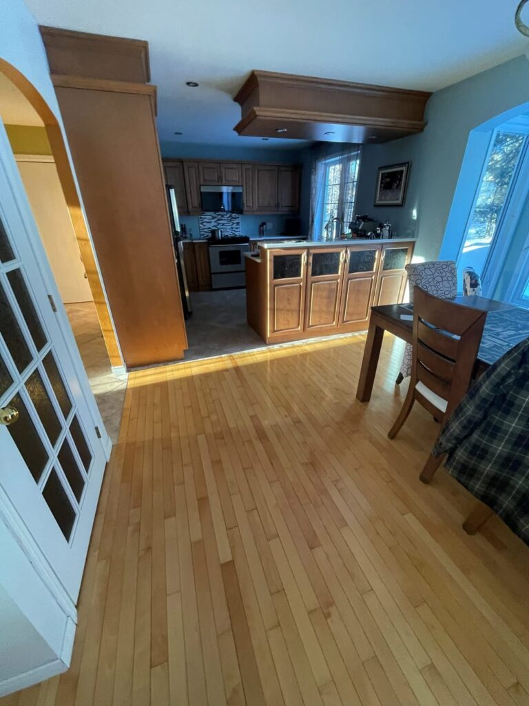 Avant — rez-de-chaussée avec plancher de bois franc d'origine