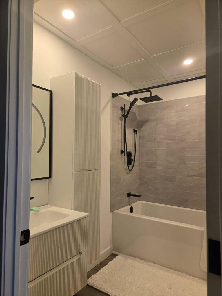 Baignoire-douche avec robinetterie noire et céramique