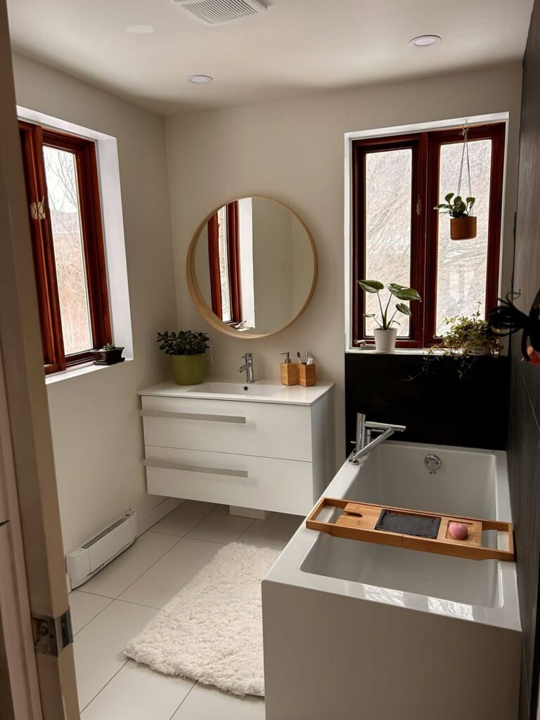 Salle de bain avec baignoire encastrée et vanité blanche