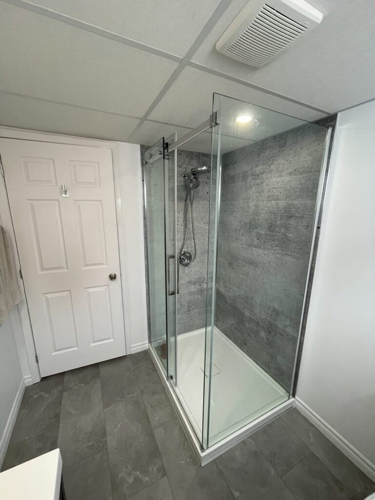 Douche vitrée avec céramique grande format