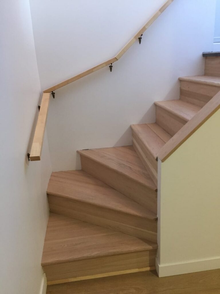 Escalier de bois refait menant au sous-sol
