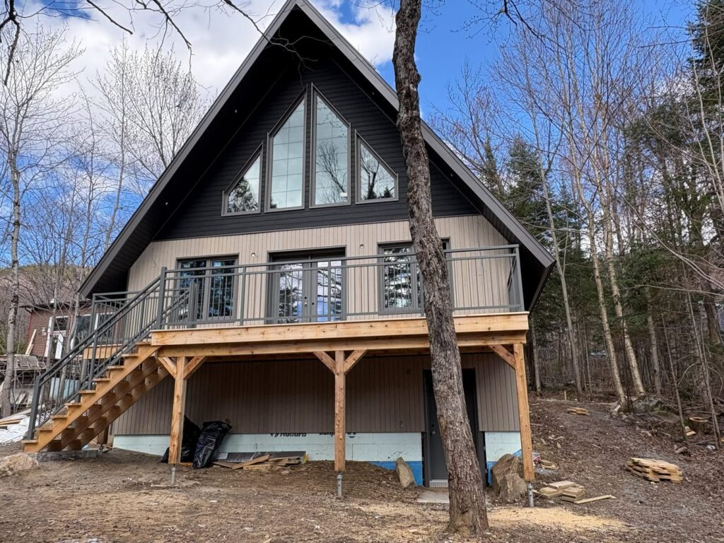 Terrasse et escalier d'un chalet en bois